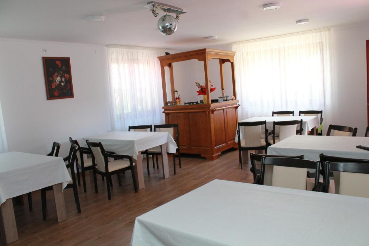 Casa Moldovan Совата Екстериор снимка
