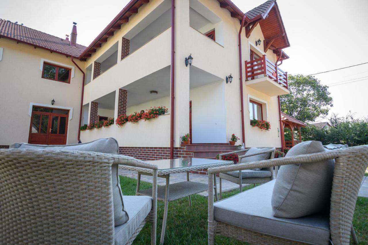 Casa Moldovan Совата Екстериор снимка
