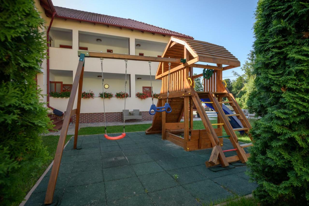 Casa Moldovan Совата Екстериор снимка