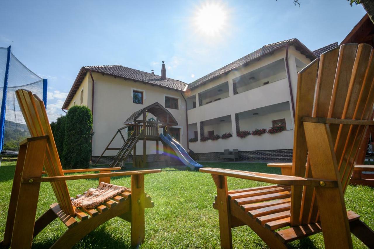 Casa Moldovan Совата Екстериор снимка