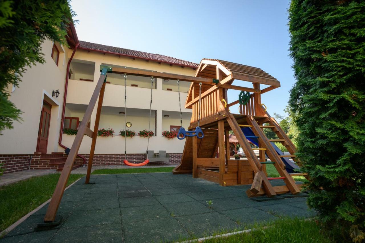 Casa Moldovan Совата Екстериор снимка